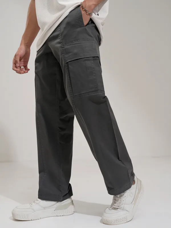 Highlander Men Black Straight Fit Solid Cargos