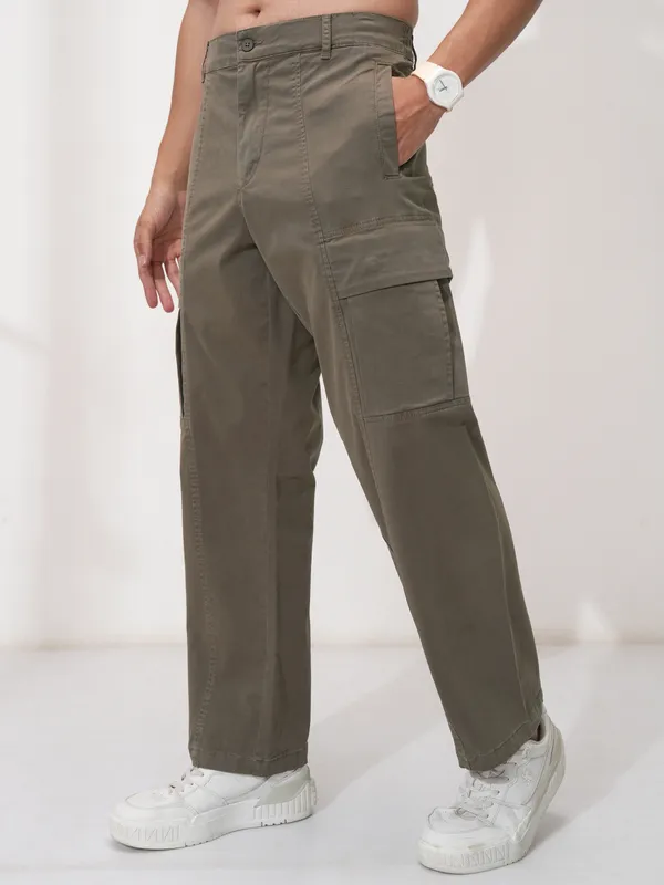Highlander Men Brown Solid Straight Fit Cargos
