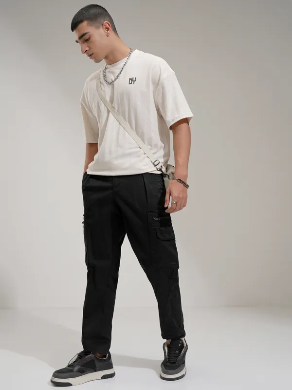 Highlander Men Black Straight Fit Solid Cargos