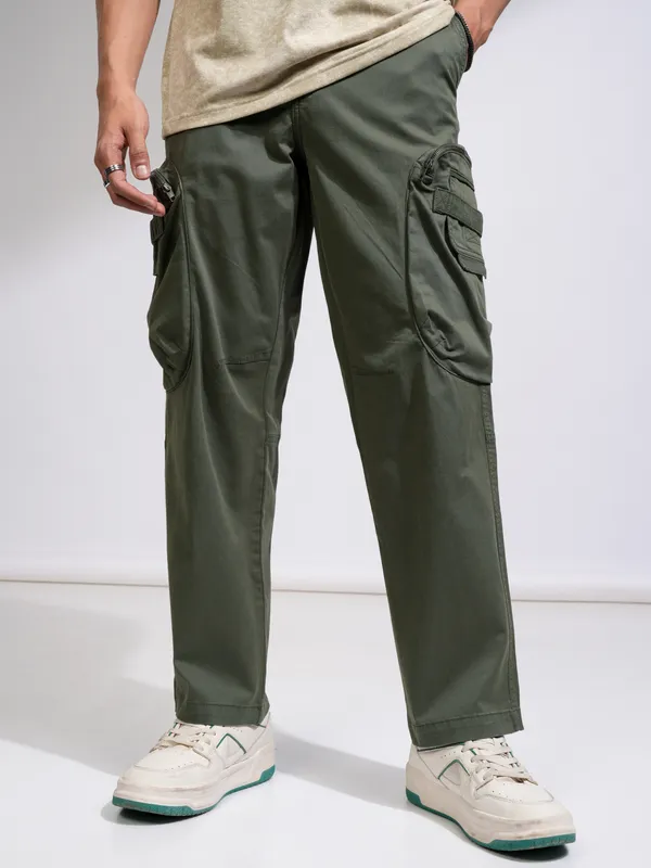 Highlander Men Olive Loose Fit Solid Cargos