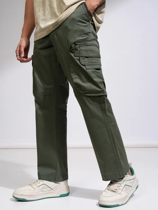 Highlander Men Olive Loose Fit Solid Cargos