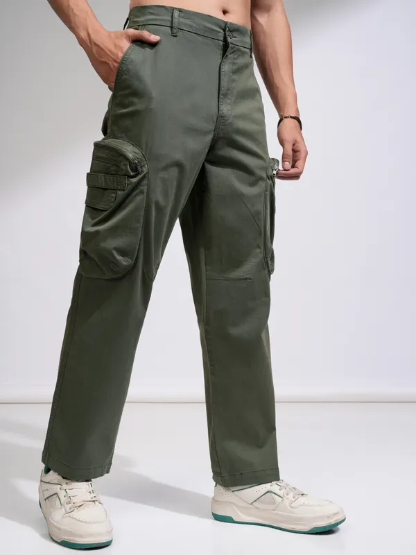 Highlander Men Olive Loose Fit Solid Cargos