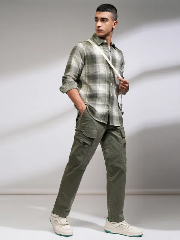 Highlander Men Grey Relaxed Fit Solid Casual Trouser