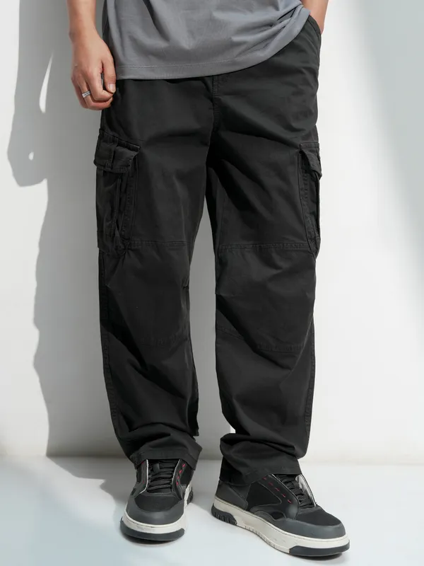 Highlander Men Black Solid Loose Fit Cargos
