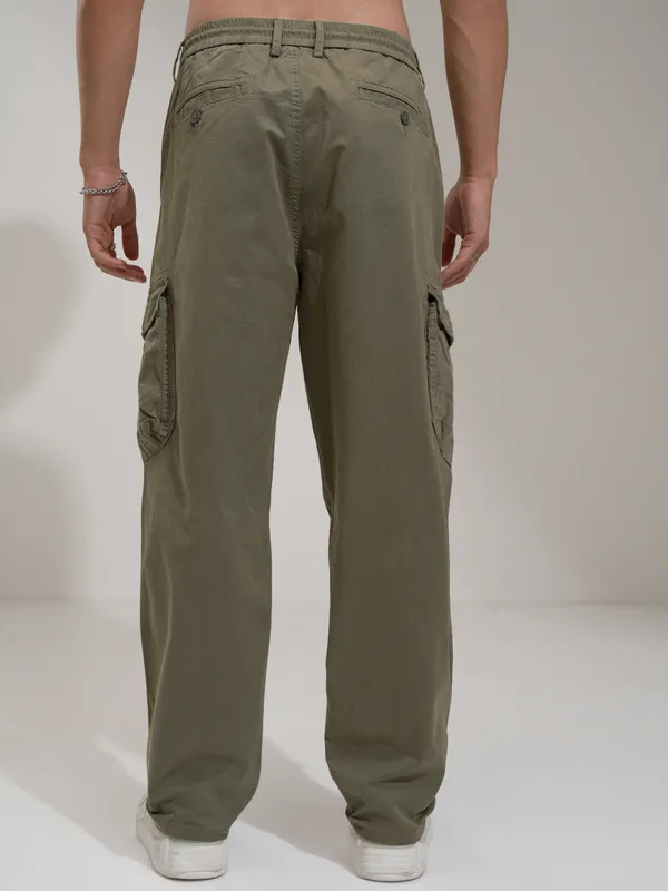Highlander Men Olive Loose Fit Solid Cargos