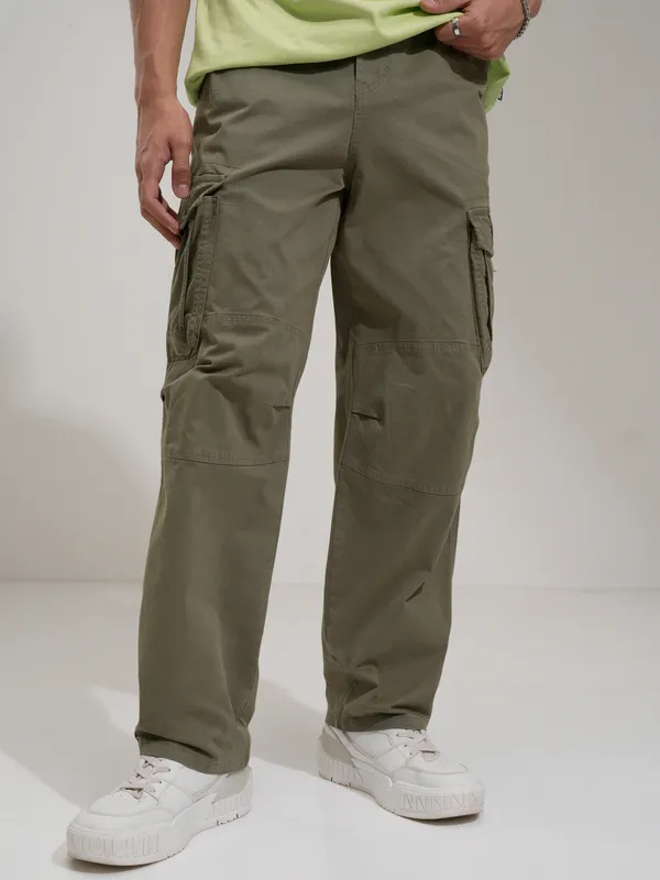 Highlander Men Olive Loose Fit Solid Cargos