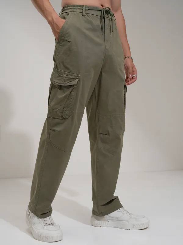 Highlander Men Olive Loose Fit Solid Cargos