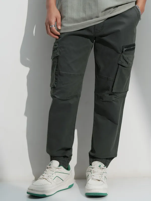 Highlander Men Grey Relaxed Fit Solid Cargo