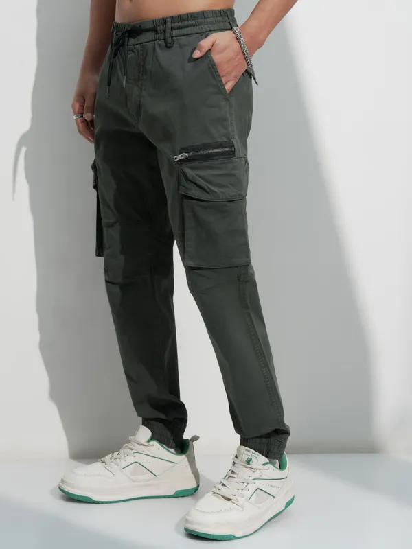 Highlander Men Grey Relaxed Fit Solid Cargo