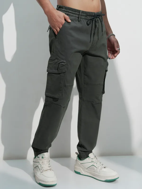 Highlander Men Grey Relaxed Fit Solid Cargo