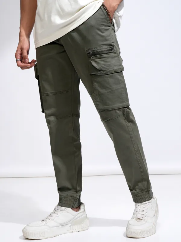 Highlander Men Olive Relaxed fit Solid Cargos
