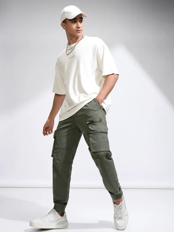Highlander Men Olive Relaxed fit Solid Cargos