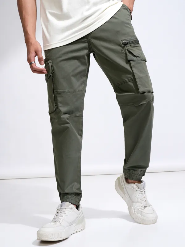 Highlander Men Olive Relaxed fit Solid Cargos