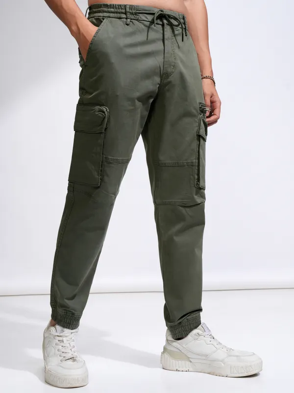 Highlander Men Olive Relaxed fit Solid Cargos