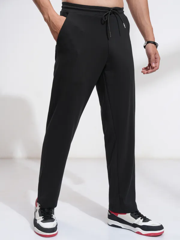 Highlander Men Black Relaxed Fit Solid Casual Trouser