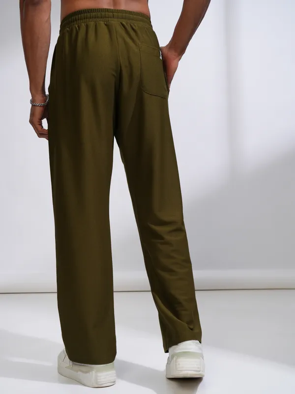 Highlander Men Olive Straight Fit Solid Casual Trouser