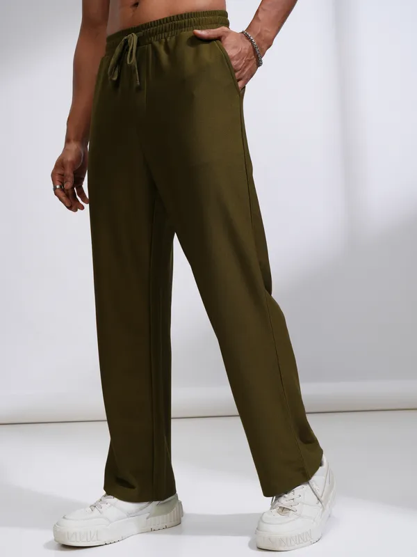 Highlander Men Olive Straight Fit Solid Casual Trouser
