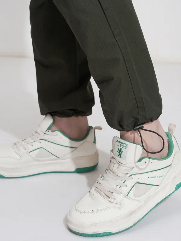 Highlander Men Green Straight Fit Solid Casual Trouser