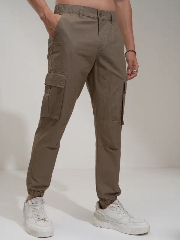 Highlander Men Black Slim Fit Solid Cargos