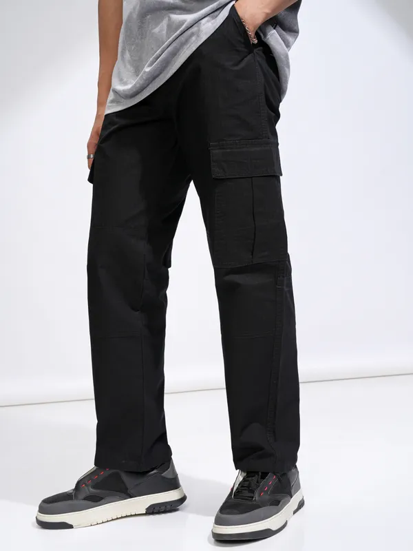 Highlander Men Black Straight Fit Solid Cargos