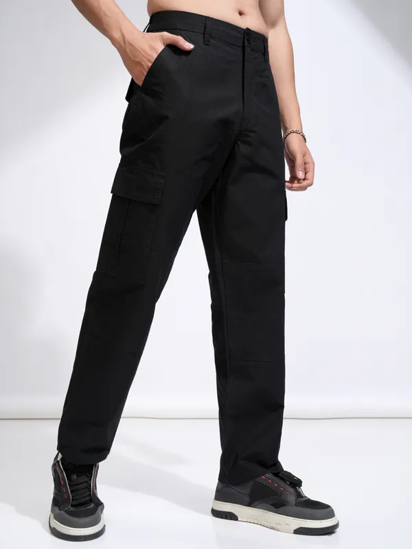 Highlander Men Black Straight Fit Solid Cargos