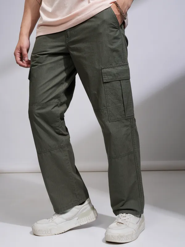 Highlander Men Olive Loose Fit Solid Cargos