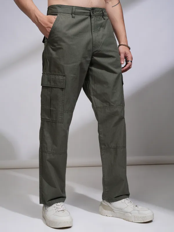 Highlander Men Olive Loose Fit Solid Cargos