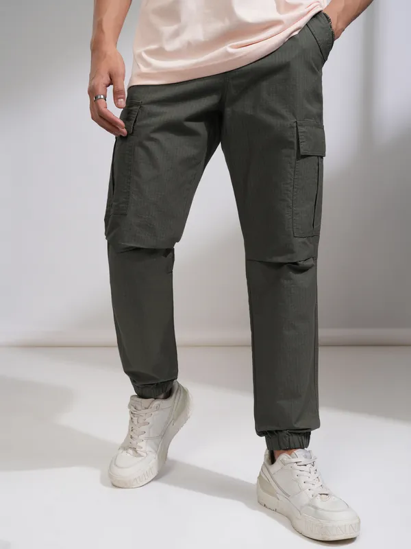 Highlander Men Grey Relaxed Fit Solid Cargos