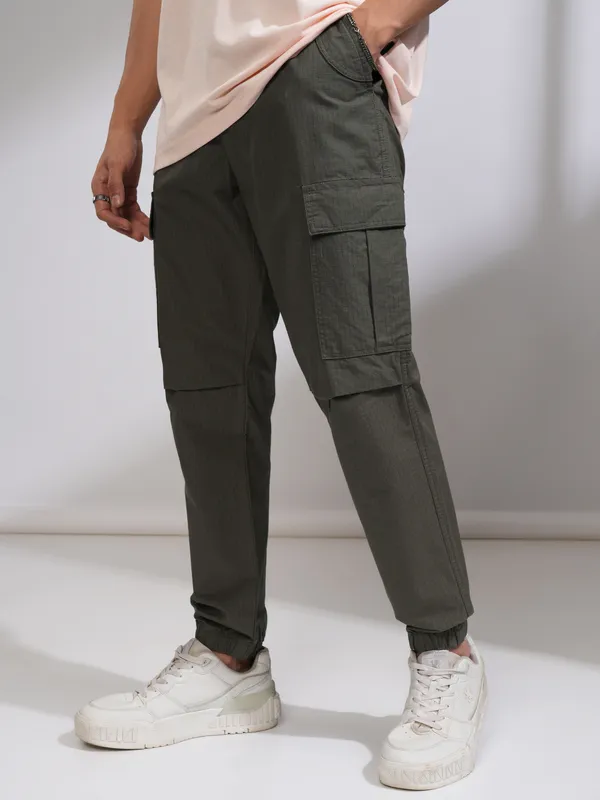 Highlander Men Grey Relaxed Fit Solid Cargos