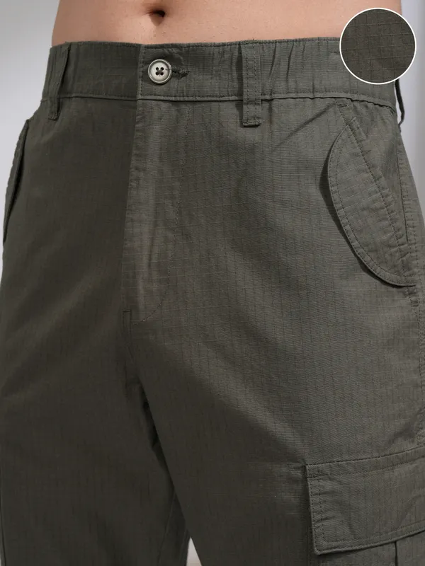 Highlander Men Grey Relaxed Fit Solid Cargos