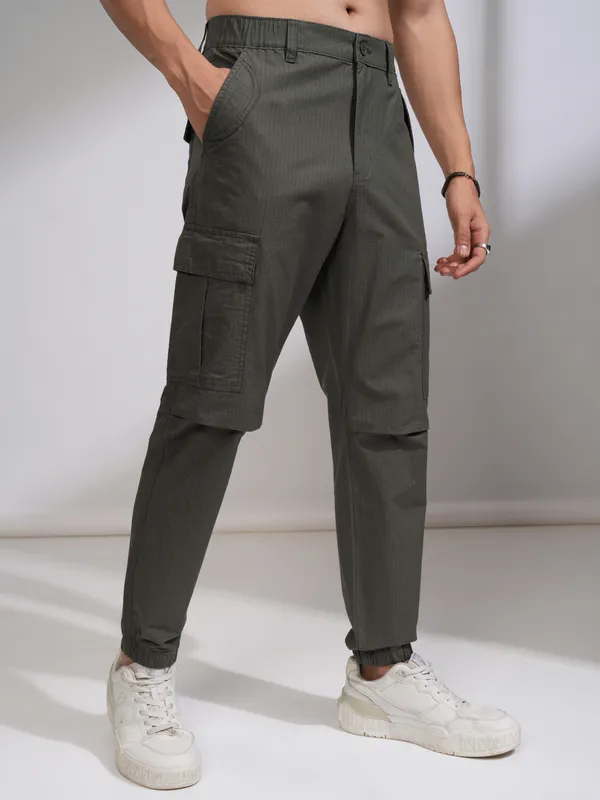 Highlander Men Grey Relaxed Fit Solid Cargos