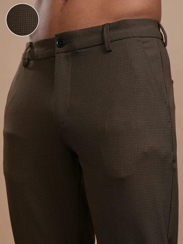 Highlander Men Brown Slim Fit Solid Casual Trouser