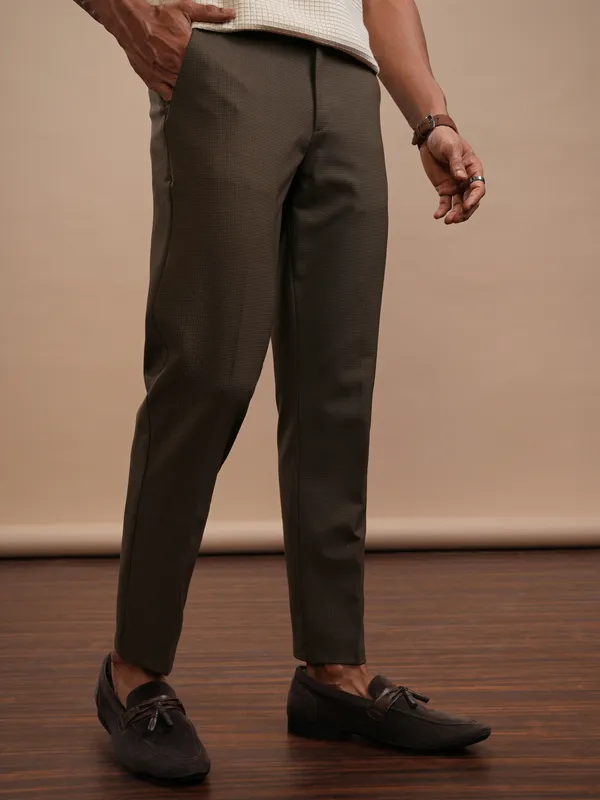 Highlander Men Brown Slim Fit Solid Casual Trouser