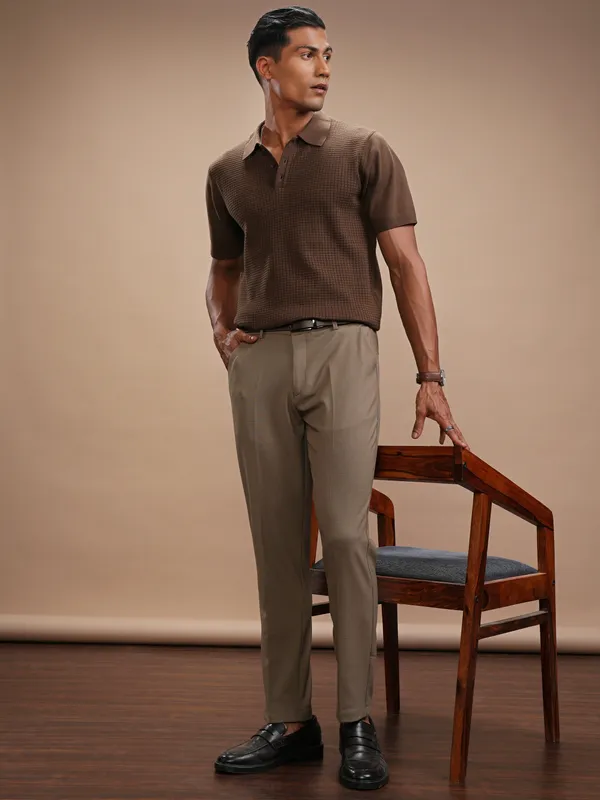 Highlander Men Khaki Slim Fit Solid Casual Trouser
