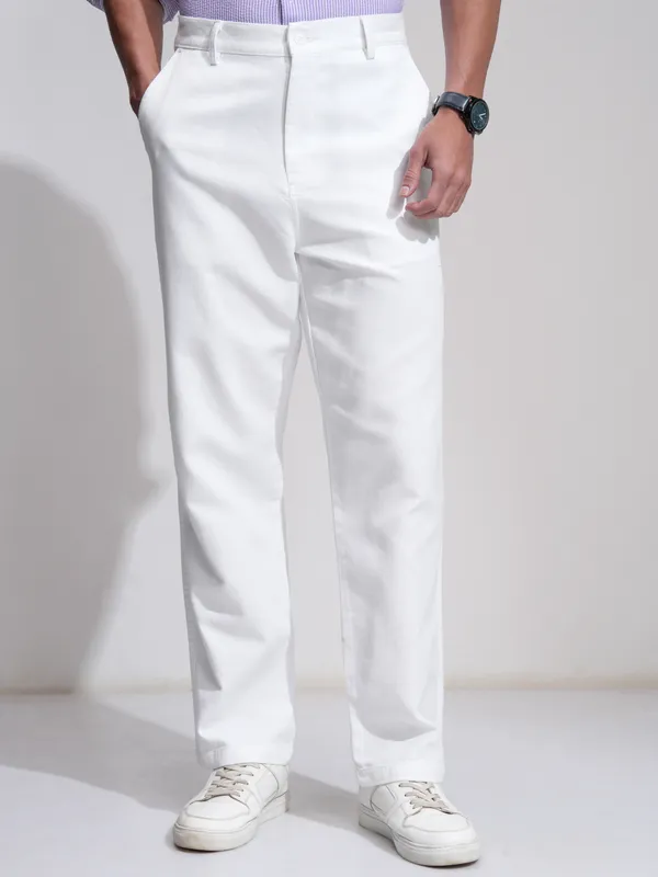 Highlander Men White Relaxed Fit Solid Casual Trouser