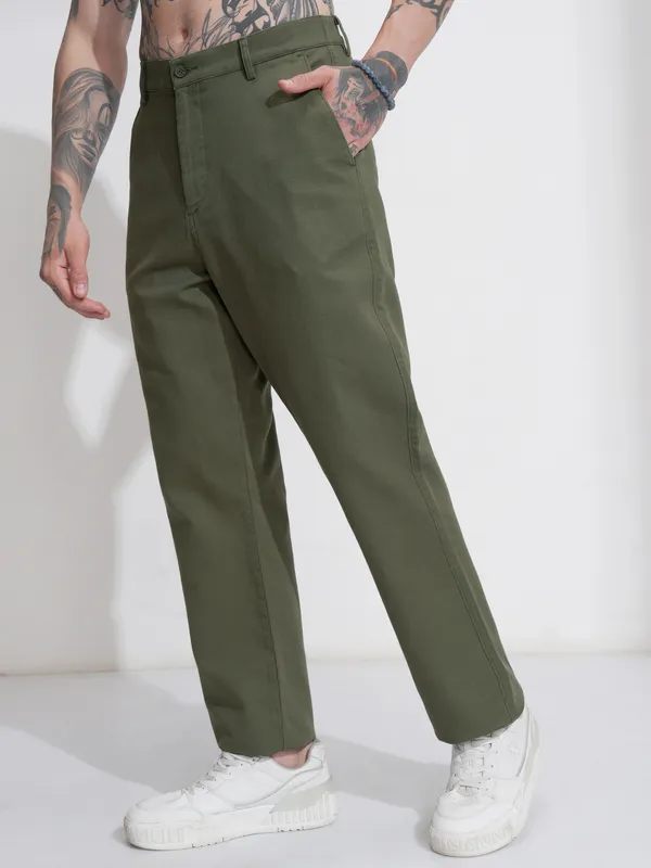 Highlander Men Olive Straight Fit Solid Casual Trouser