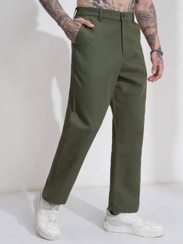 Highlander Men Olive Straight Fit Solid Casual Trouser