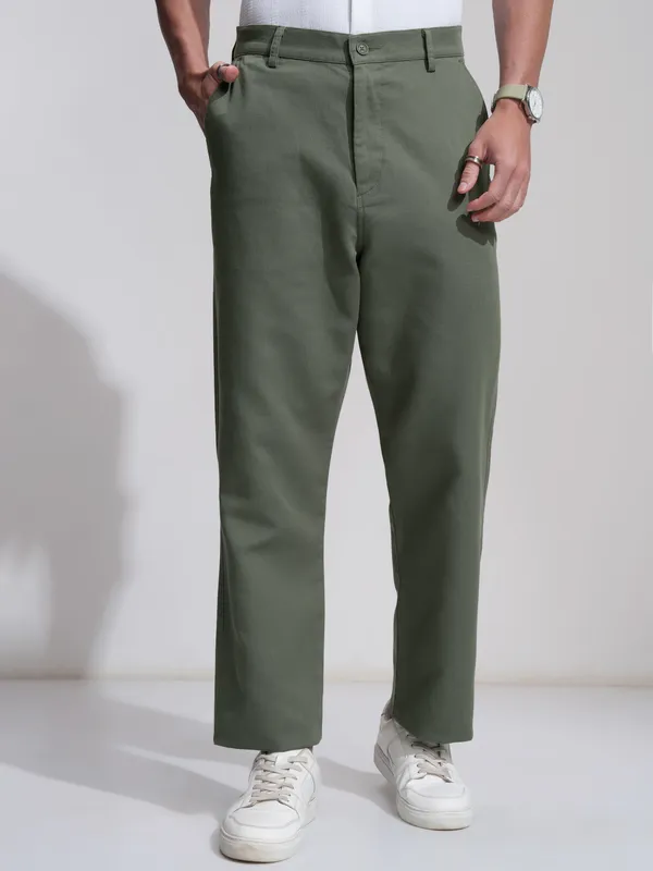 Highlander Men Olive Relaxed Fit Solid Casual Trouser