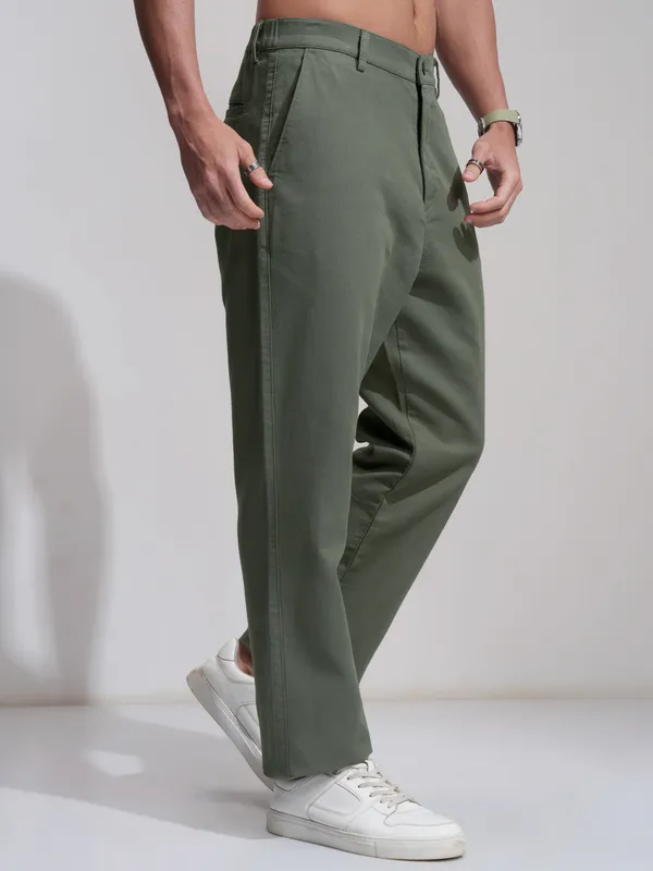 Highlander Men Olive Relaxed Fit Solid Casual Trouser