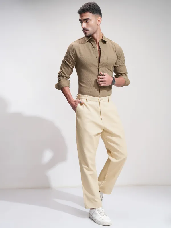 Highlander Men Beige Relaxed Fit Solid Casual Trouser