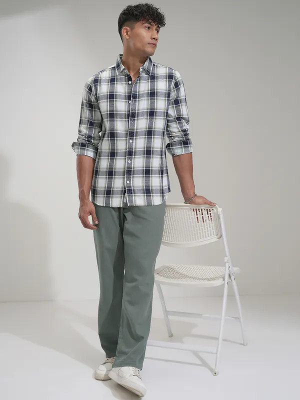 Highlander Men Olive Straight Fit Solid Casual Trouser