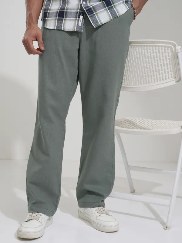 Highlander Men Olive Straight Fit Solid Casual Trouser