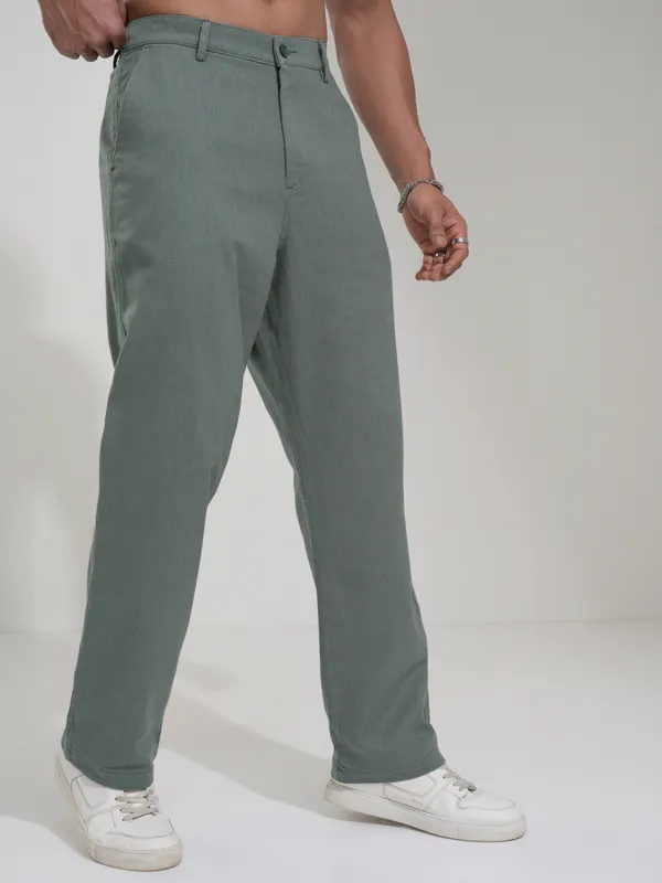 Highlander Men Olive Straight Fit Solid Casual Trouser