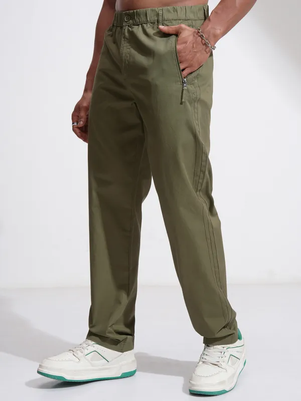 Highlander Men Olive Relaxed Fit Solid Casual Trouser