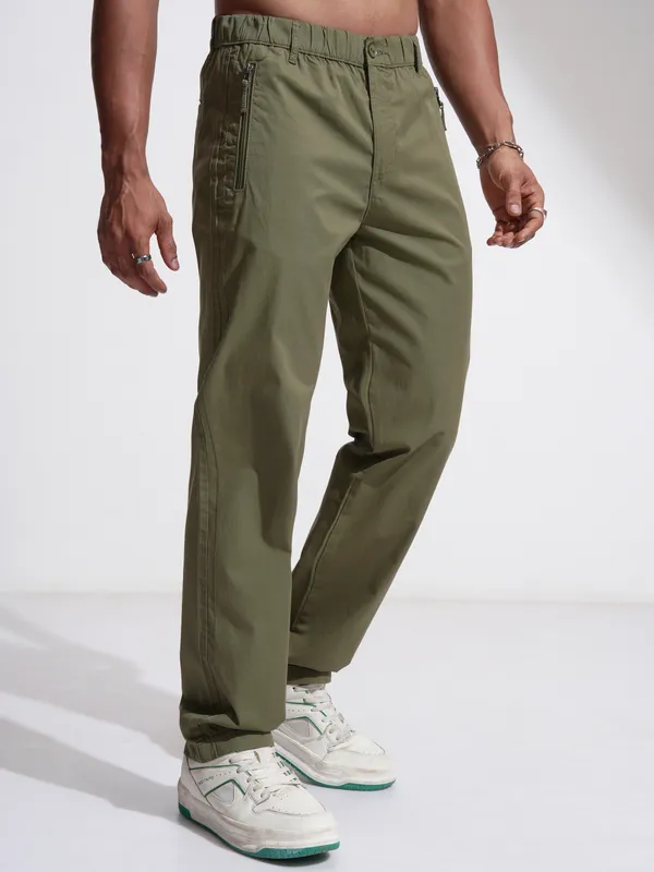 Highlander Men Olive Relaxed Fit Solid Casual Trouser