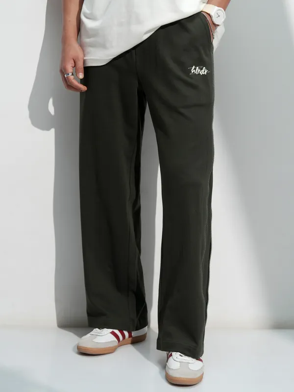 Highlander Men Olive Solid Straight Fit Regular Trousers