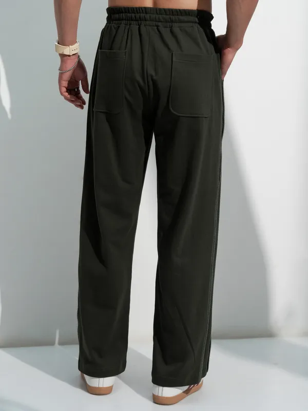 Highlander Men Olive Solid Straight Fit Regular Trousers