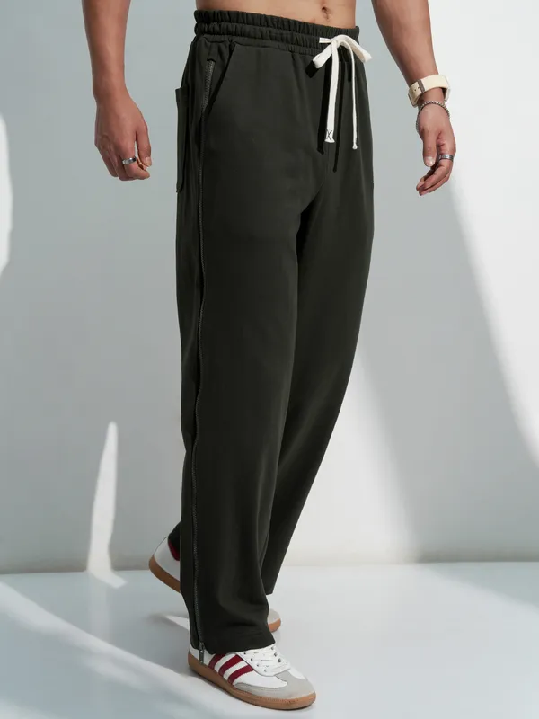 Highlander Men Olive Solid Straight Fit Regular Trousers