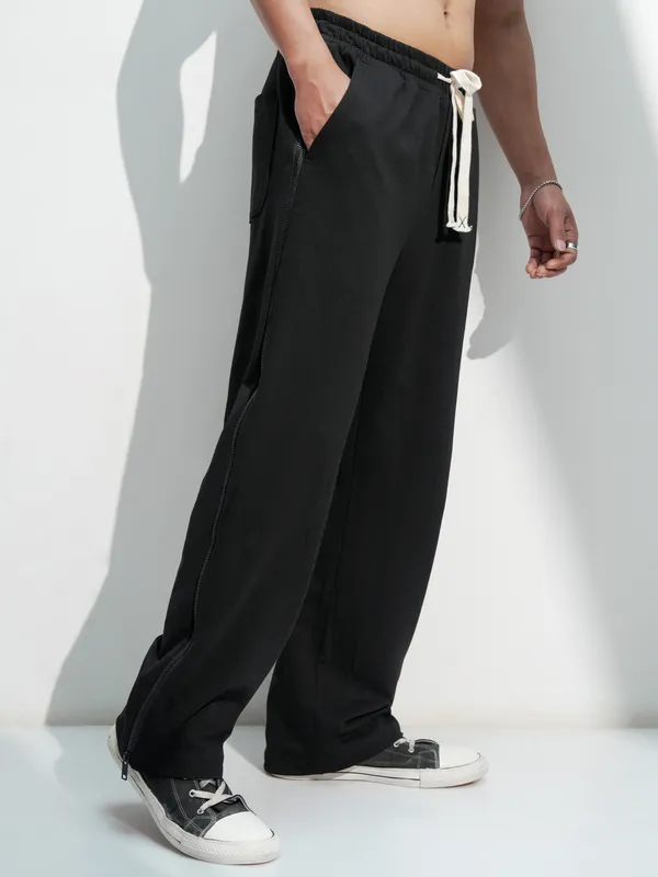 Highlander Men Black Solid Straight Fit Regular Trousers