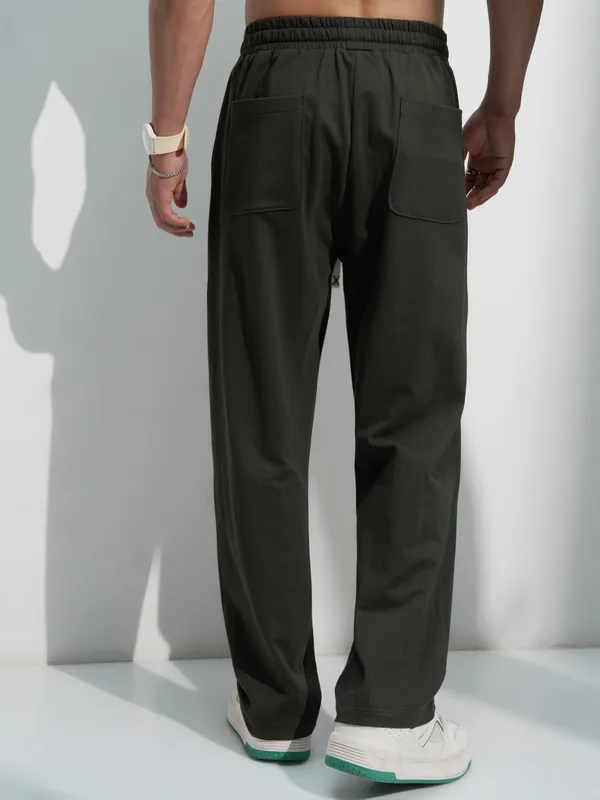 Highlander Men Olive Solid Straight Fit Regular Trousers